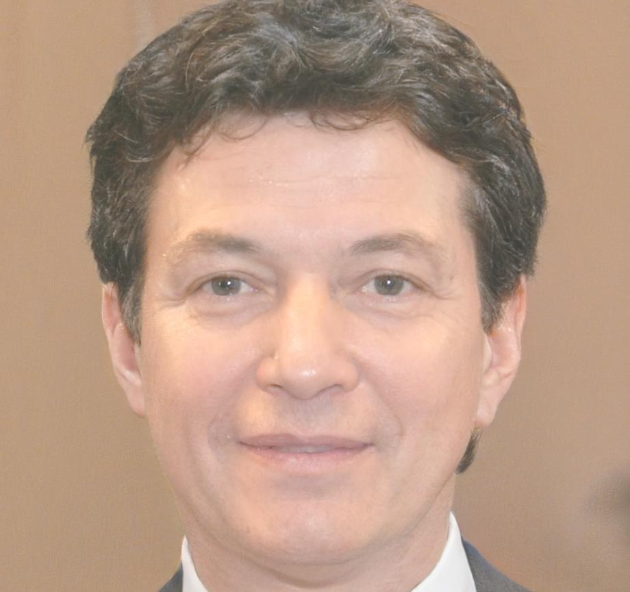 Carlos Mendoza, analista financiero senior